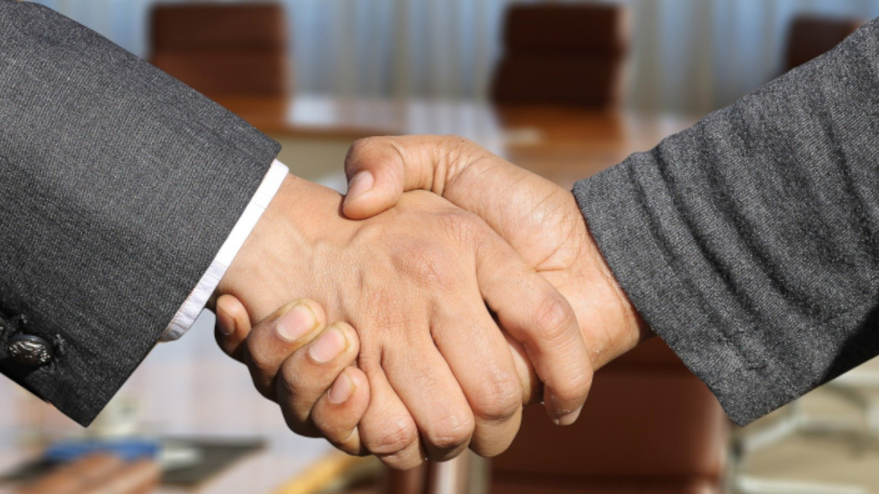 Stretta di mano non più di tre secondi