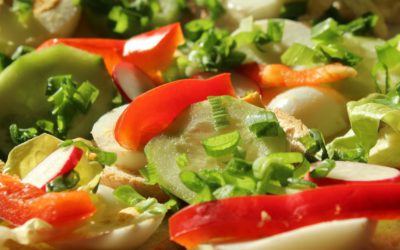 Mangiare meno e ad orari regolari allunga la vita