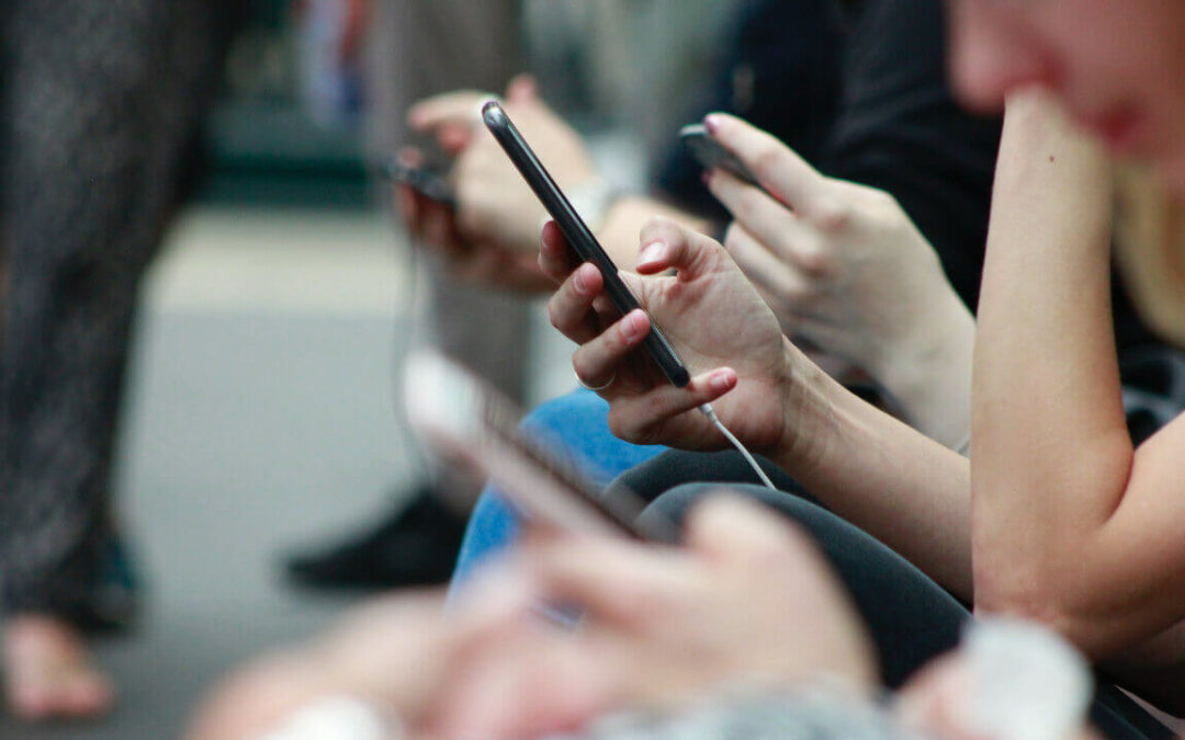Più di quattro ore al giorno sullo smartphone mette a rischio la salute degli adolescenti