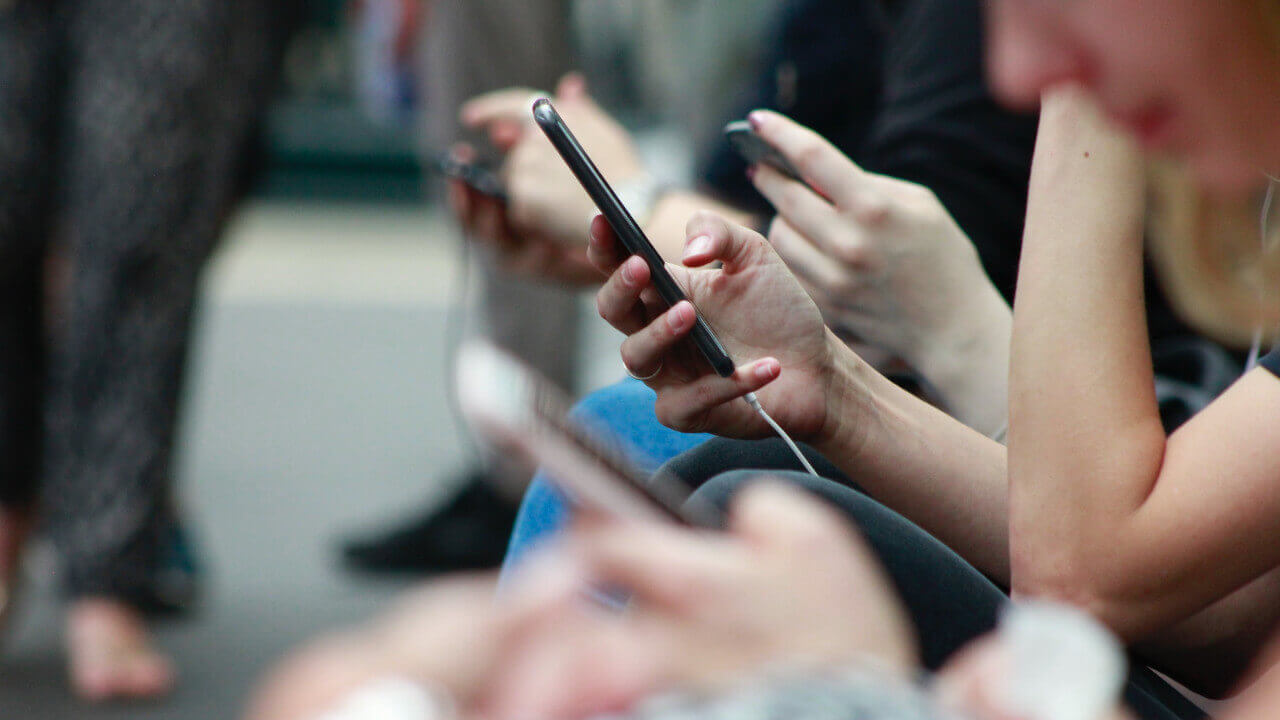 Più di quattro ore al giorno sullo smartphone mette a rischio la salute degli adolescenti